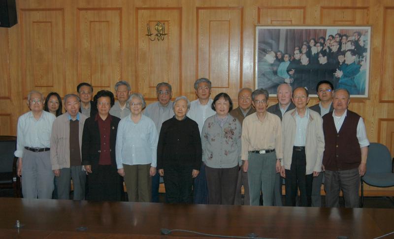 图4  2012年5月，交大部分地下党老同志在徐汇校区总办公厅合影（后排左四为陈警众）.jpg